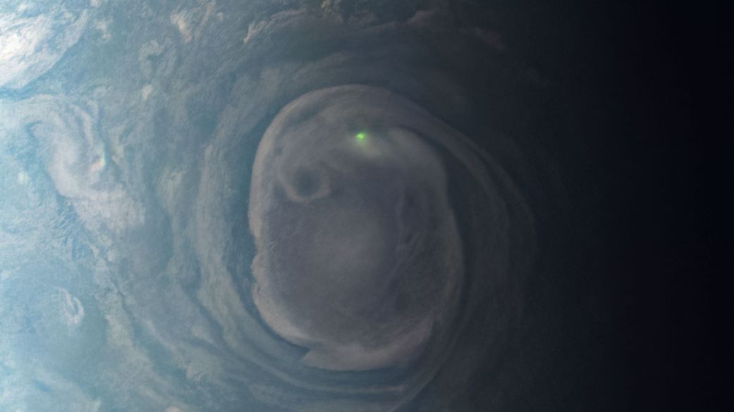NASA zveřejnila snímky záblesků z Jupiteru. Objevují se i na Zemi